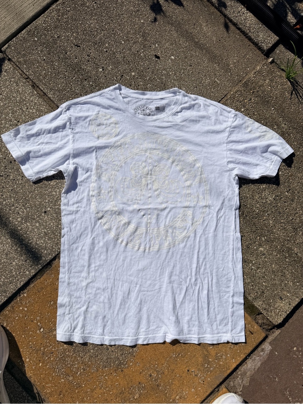 Affliction White Graphic Tee with Faded Off white Logos size XL